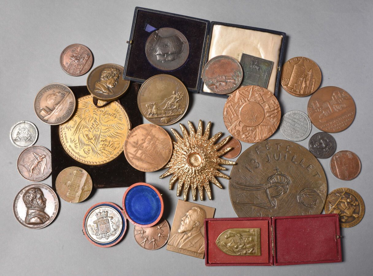 Null LOT de 27 medailles en bronze , argent ( 1pour amiens ) et etain du XVIII e&hellip;