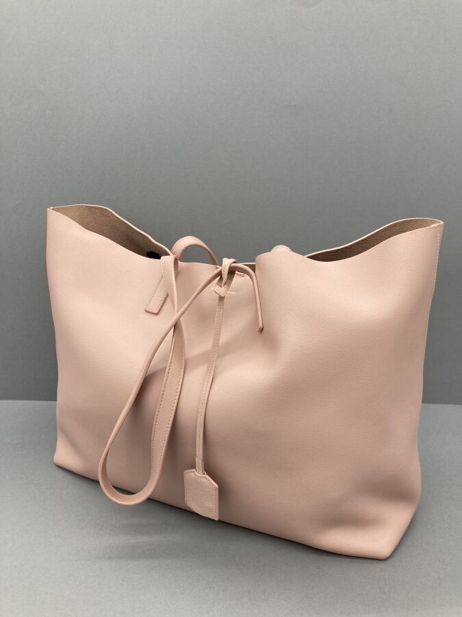 Null SAINT LAURENT Paris, SHOPING. Sac cabas en cuir rose pâle, double anse, fer&hellip;