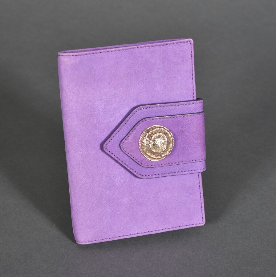 Null GEORGES RECH. Purple suede wallet, engraved gold metal clasp. 15 x 10 cm. N&hellip;