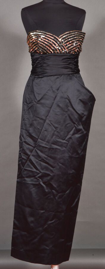 Null LORIS AZZARO. Langes Kleid aus schwarzem Faille, Bustier mit Linien aus gek&hellip;