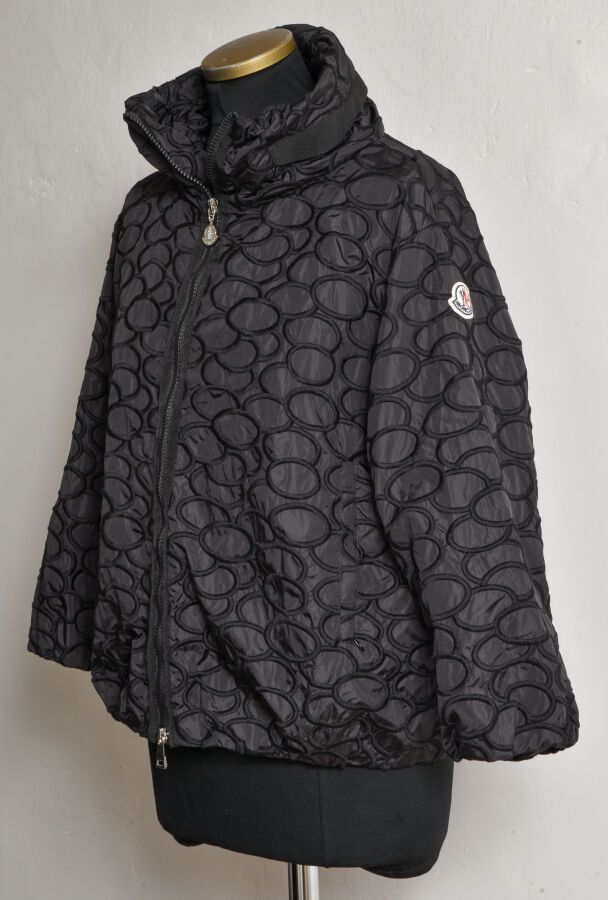 Null MONCLER.黑色棉和聚酰胺短外套，重叠缝制的圆圈，高领遮盖帽，拉链开合，长袖，两个垂直拉链口袋。尺寸1。