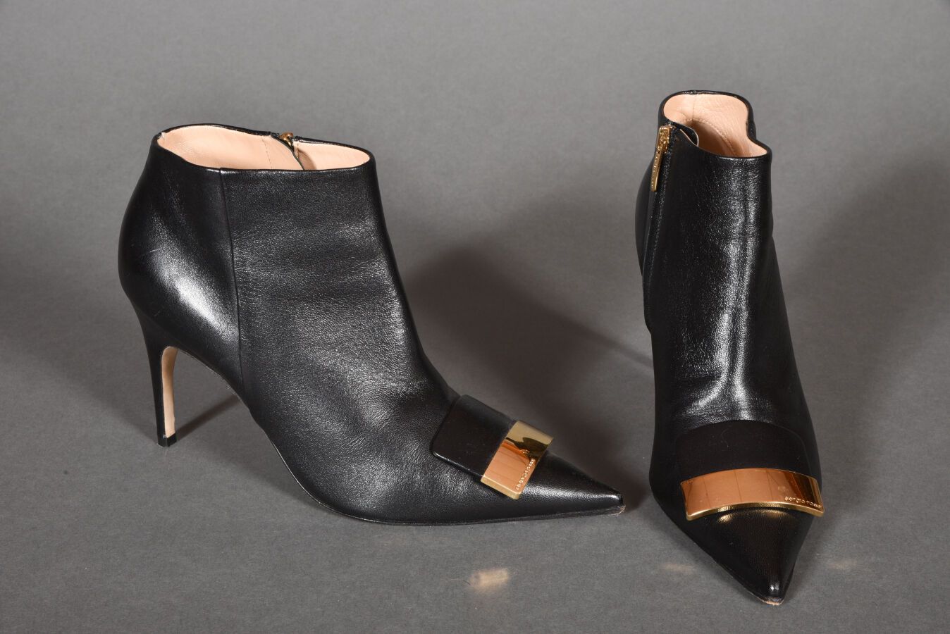 Null SERGIO ROSSI.一双黑色皮革的SR1踝靴，尖头，鞋面有签名的金色金属板，9厘米的鞋跟。尺寸38。已经穿好了。