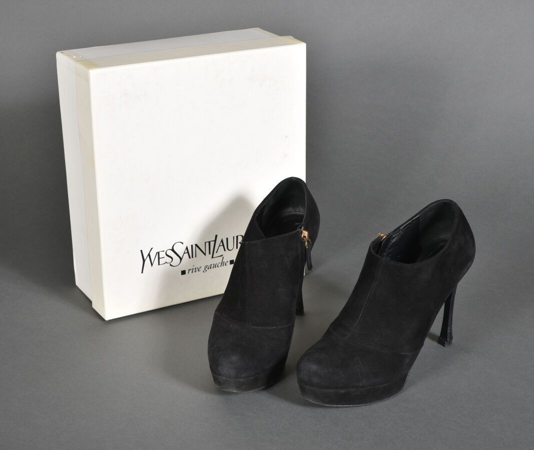 Null yves saint laurent.一双黑色绒面革低靴，小2厘米平台，11厘米鞋跟

使用的标志。

尺寸39,5。