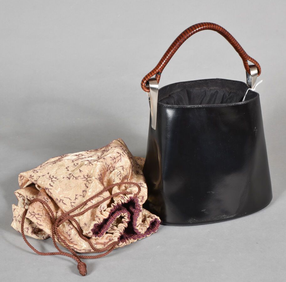 Null KENZO. Pagodon bucket bag in black glazed leather, wood-style braided leath&hellip;