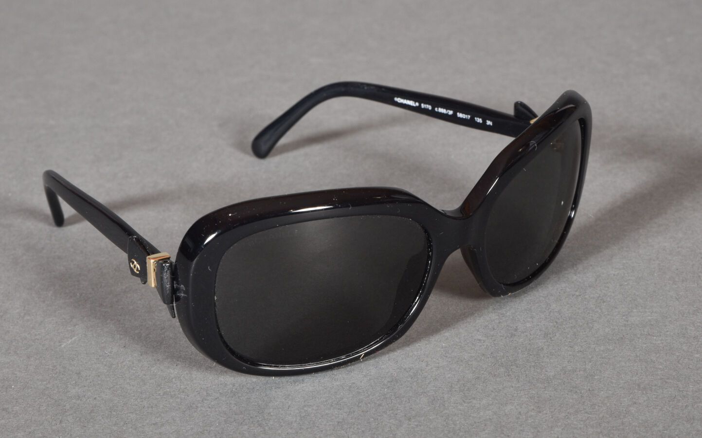 Null CHANEL. Pair of sunglasses, black acetate frame with a bow motif. (box)