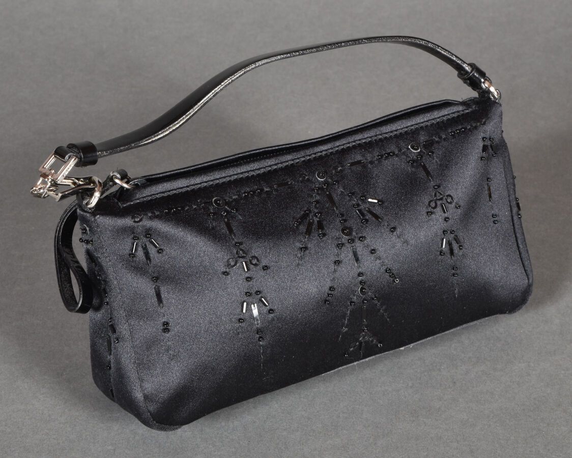 Null PRADA. Small evening bag in black satin enhanced with floral beads, zipper &hellip;
