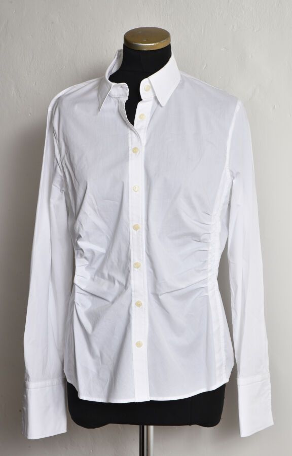 Null ESCADA。白色棉质衬衫，意大利领，单排扣，腰部两侧有褶皱，长袖，宽袖口。有轻微的痕迹。意大利尺寸42。