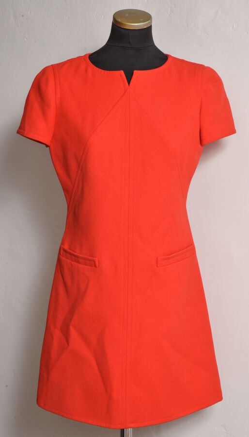 Null 农村地区。珊瑚红纱布短款连衣裙，色调缝制，圆形无钩领，短袖，两个假横袋，背部有扣。尺寸40，状况良好。