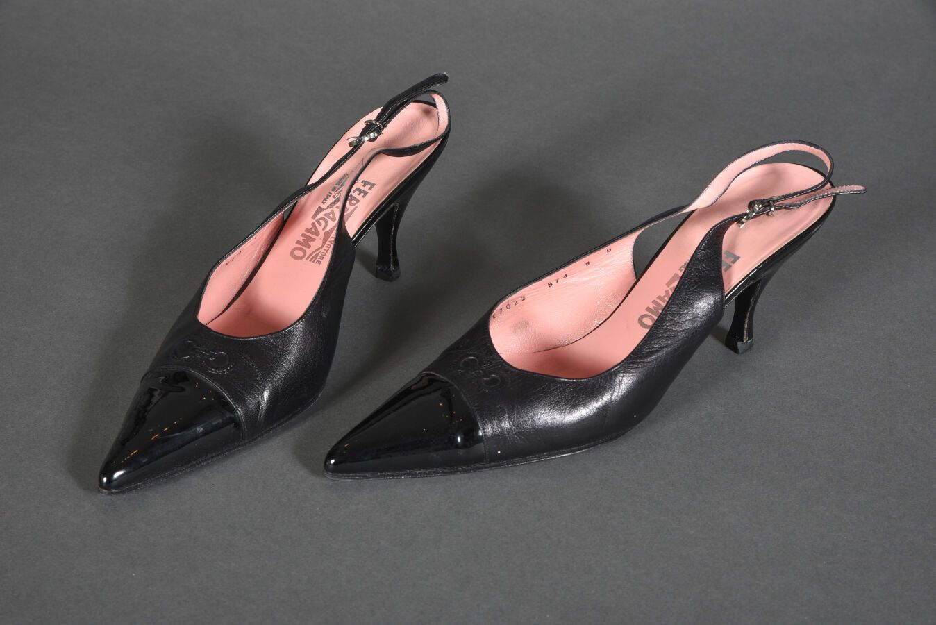 Null 萨尔瓦托雷-菲拉格慕黑色真皮凉鞋，鞋头有黑色漆皮。可调节的脚踝带。鞋子前面有同色系缝制的鞋厂标志。尺寸9（39）。状况非常好