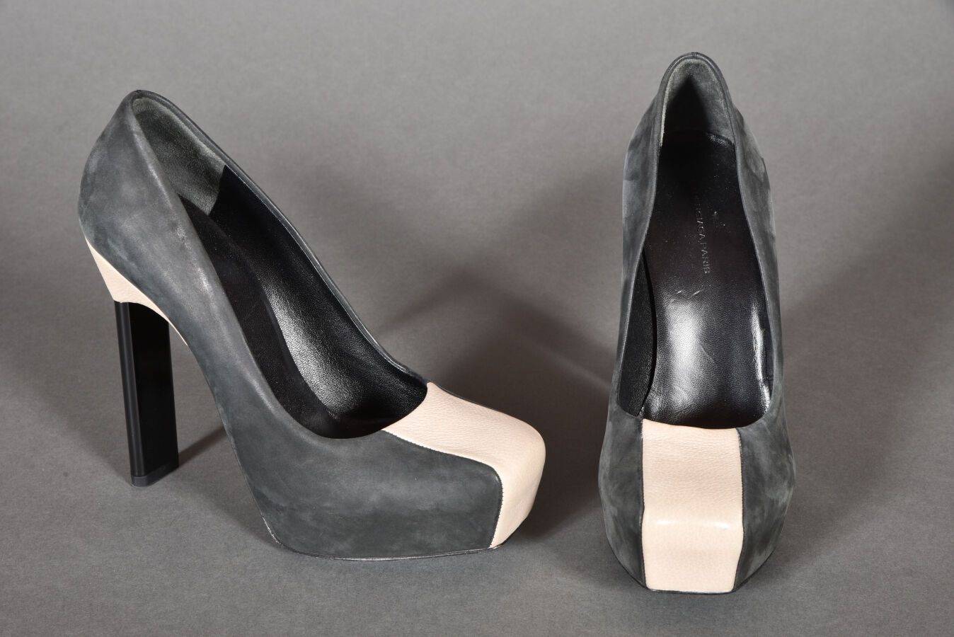Null BALENCIAGA.一双黑色绒面革高跟鞋，鞋面装饰有垂直的米色皮革带，隐藏式平台，13厘米黑色漆面镂空塑料鞋跟。尺寸39。