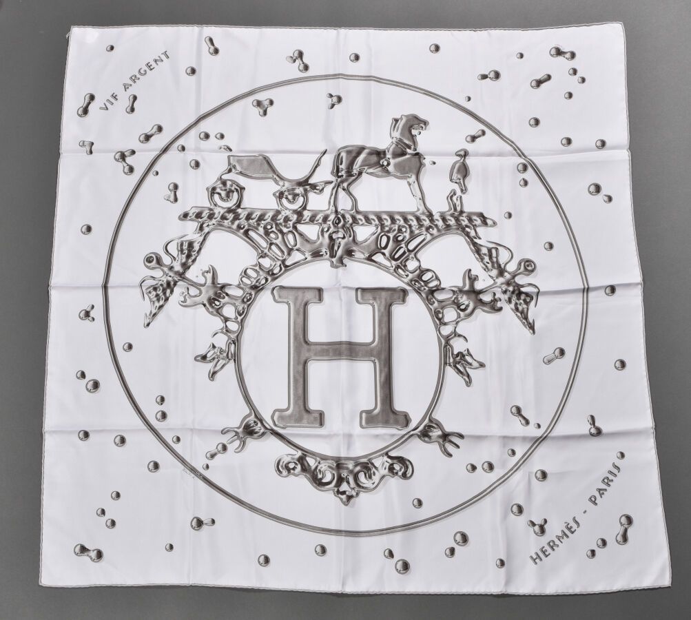 Null HERMES巴黎。印花丝质斜纹布方形，标题为 "Vif argent"，签名为Dimitri R. Gray，白色。在它的盒子里