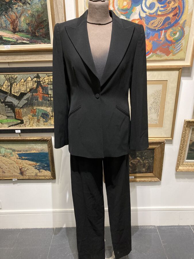 Null 乔治-阿玛尼（Giorgio Armani）。黑色羊毛（85%）和合成材料套装，包括36号（40号）带扣外套，36号（40号）长裤和及膝裙，背部开衩，&hellip;