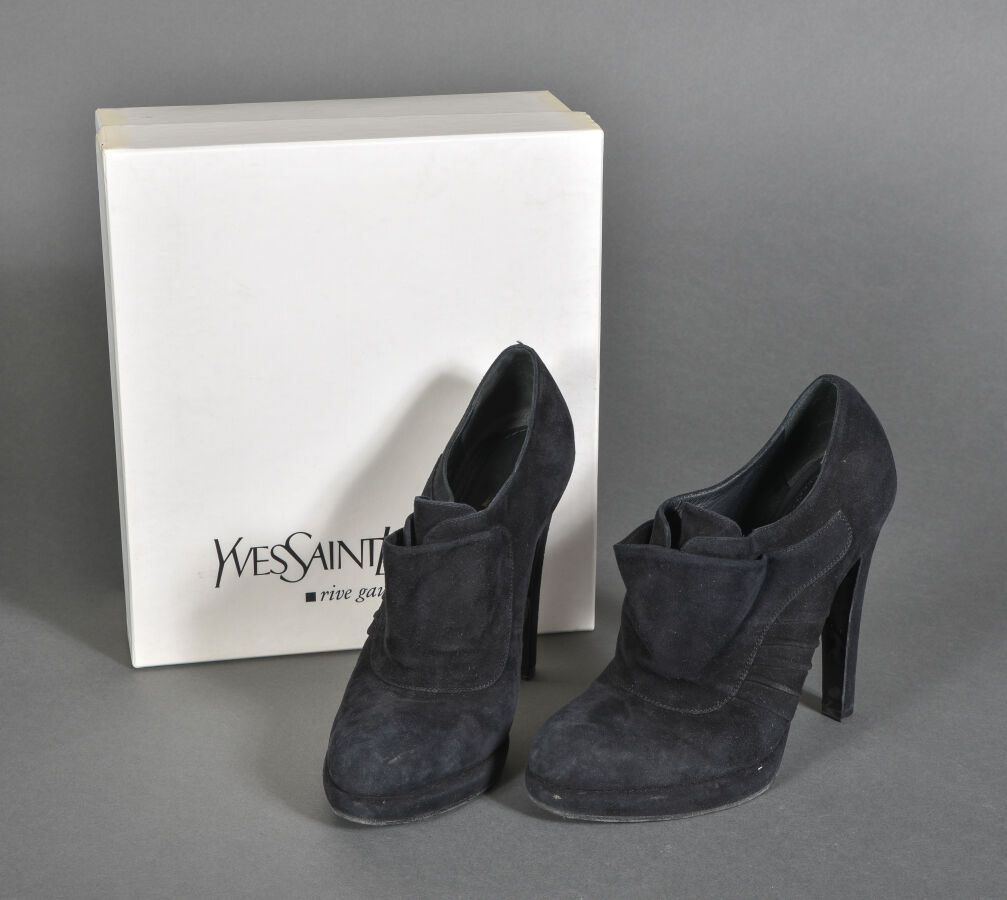 Null yves saint laurent.一双黑色绒面革低靴，鞋面有翻盖效果，1.7厘米小平台，13.3厘米鞋跟

使用的标志。

尺寸40。