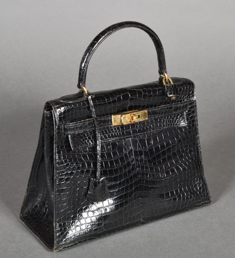Null HERMES Paris. Kelly bag 28cm in black porosus crocodile, golden metal faste&hellip;