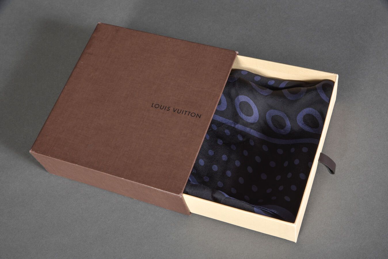 Null LOUIS VUITTON.紫色/黑色波点印花丝质雪纺方巾。绘制的线。在它的盒子里。