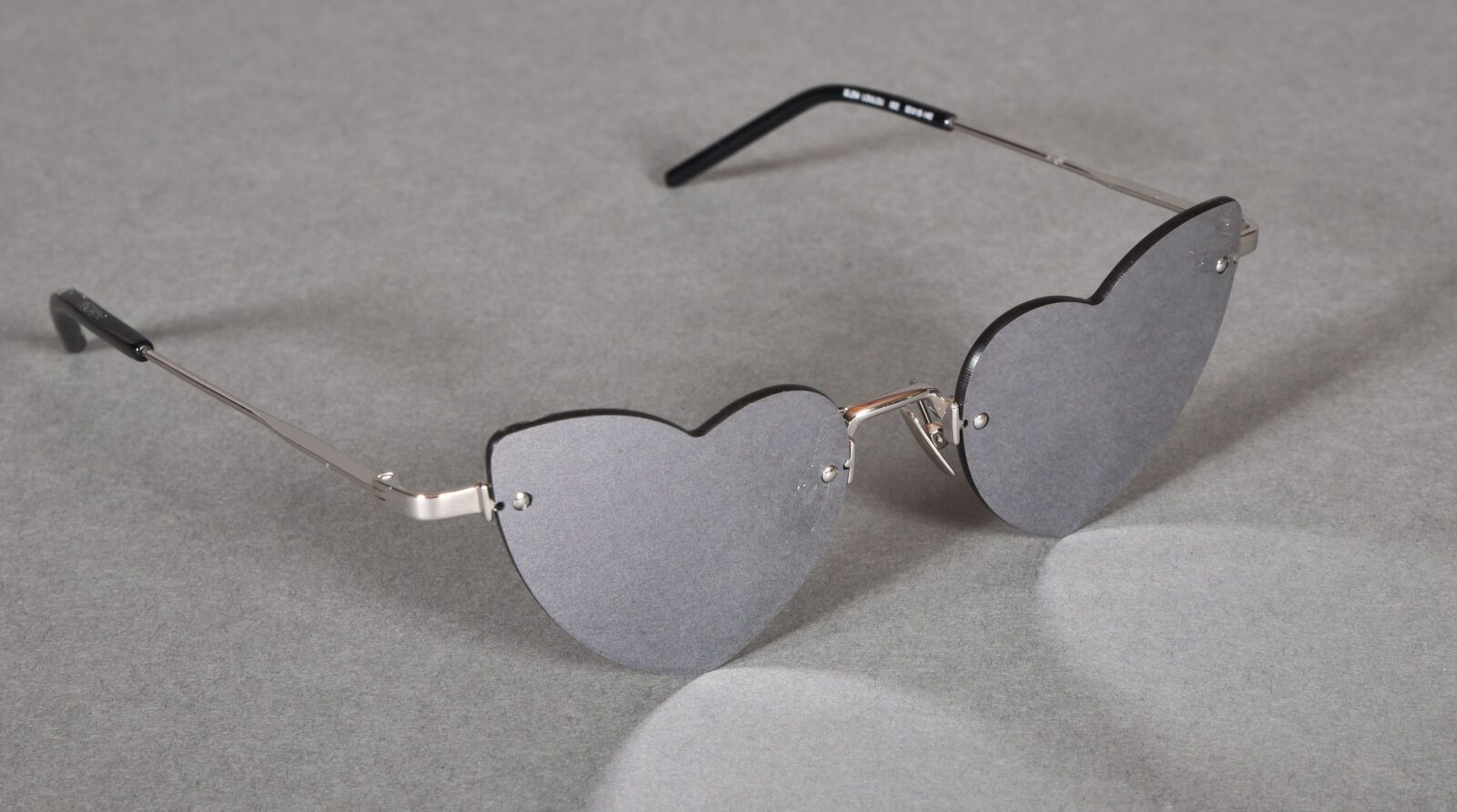 Null SAINT LAURENT. Pair of Loulou sunglasses, heart-shaped lenses, in their bla&hellip;