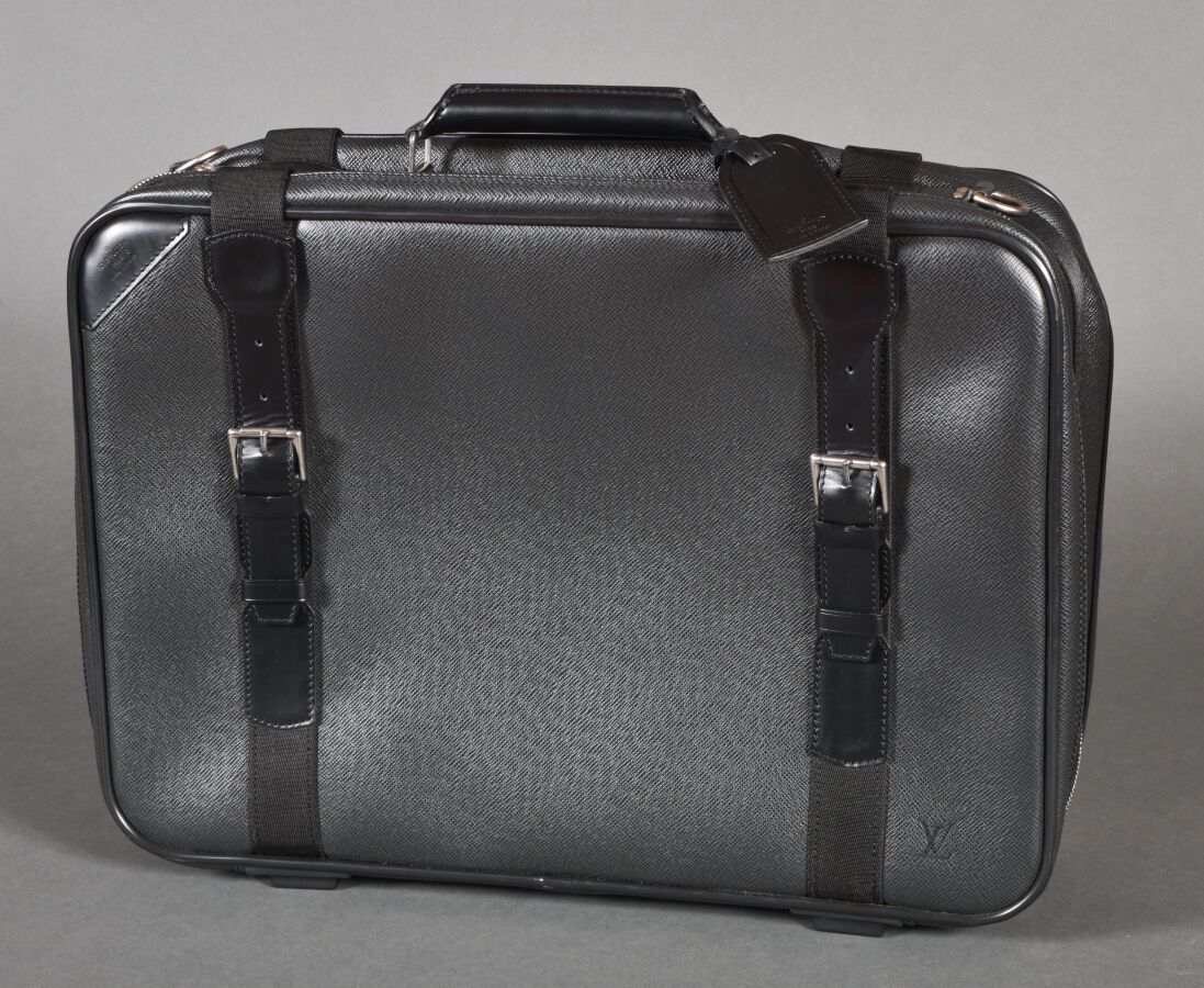 Null LOUIS VUITTON. Satellite suitcase in black Taïga leather, black leather han&hellip;