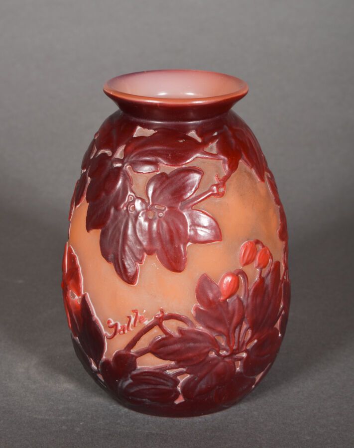 Null ETABLISSEMENTS GALLE

Vase ovoïde et col conique. Épreuve multicouche rouge&hellip;