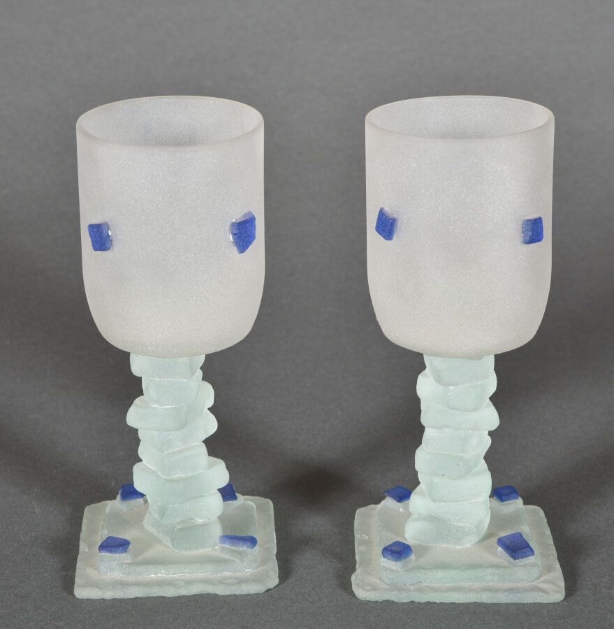 Null Paire de verres, finition dépolie, à décor d'émaux de verre bleus.

Circa 1&hellip;