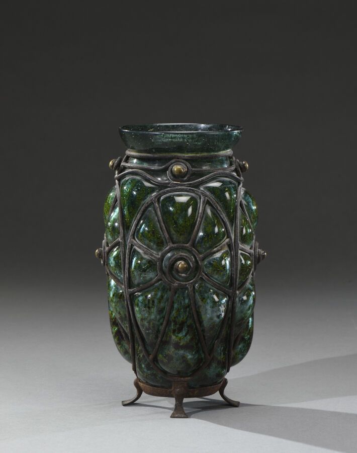 Null Louis MAJORELLE (1859 - 1926) & DAUM 

Vase ovoïde et col conique en verre &hellip;