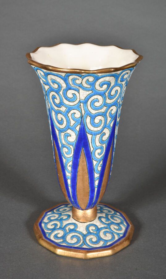 Null MANUFACTURE DE LONGWY

Vase cornet en céramique à six pans et col polylobé &hellip;