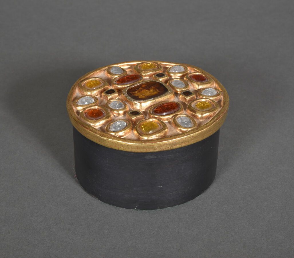 Null Mithé ESPELT

Rond-perles, coffret cylindrique en terre émaillée, verre cri&hellip;