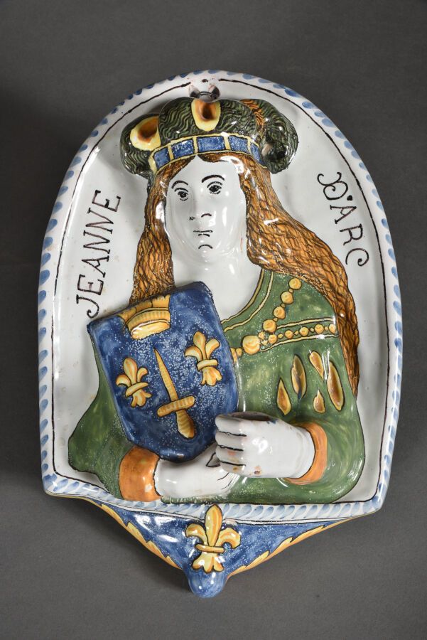 Null NEVERS制造的Montagnon。

陶盘，多色装饰，浮雕圣女贞德的身体中部，正面，头发落在肩上，戴着中世纪的头饰，右手拿着盾牌，上面有一把剑，上&hellip;