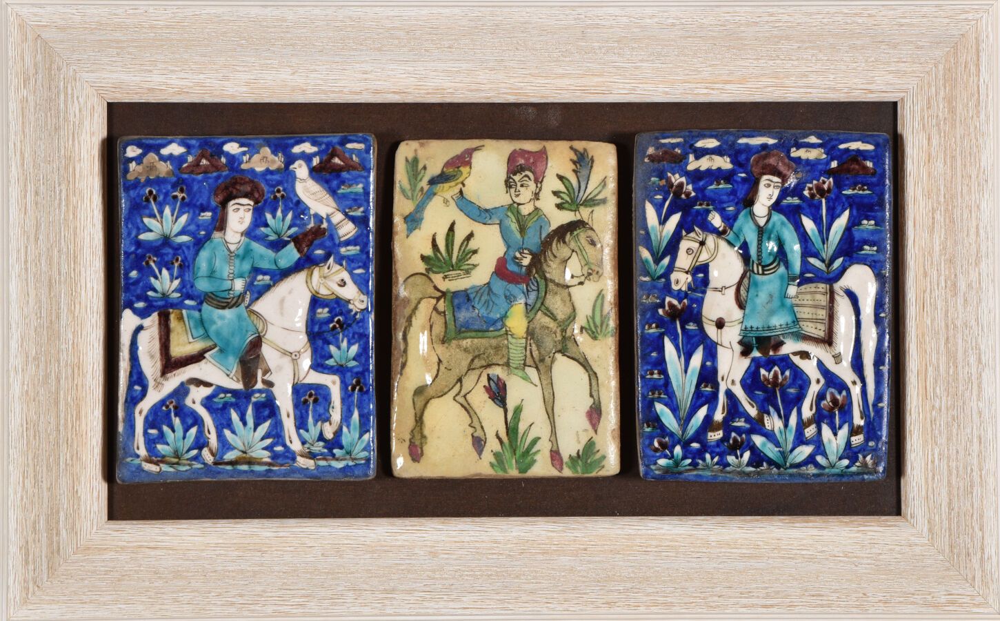 Null IRAN Kadjar 19世纪。

三块长方形陶瓷面砖，两块蓝底浮雕装饰，其中一块描绘的是马背上的猎鹰人，另一块是骑手，还有一块白底的猎鹰人的瓷砖。&hellip;