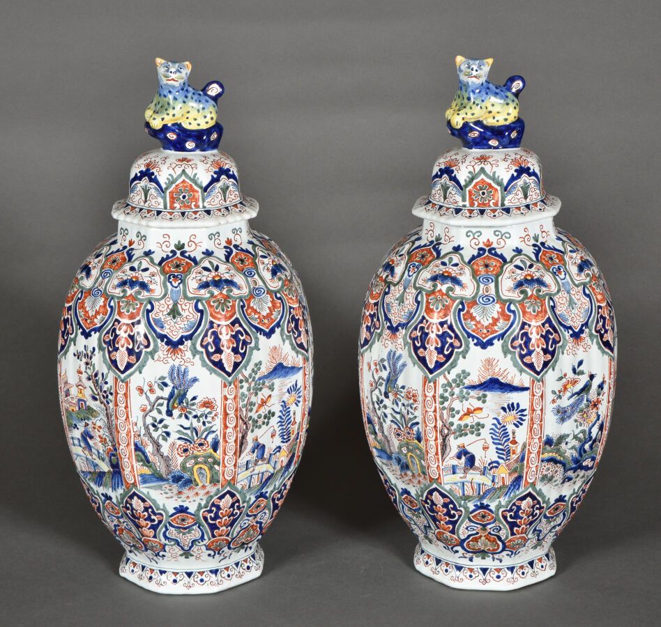 Null DELFT.

Grande paire de vases couverts en faïence de forme balustre et légè&hellip;