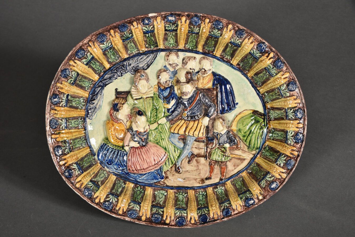 Null 旅游学校。

釉面陶器的椭圆形盘子，中间的浮雕装饰表现了国王亨利四世和玛丽-德-梅迪西，周围是法国的孩子们，家庭教师蒙格拉特夫人，背景是四个大领主。机&hellip;