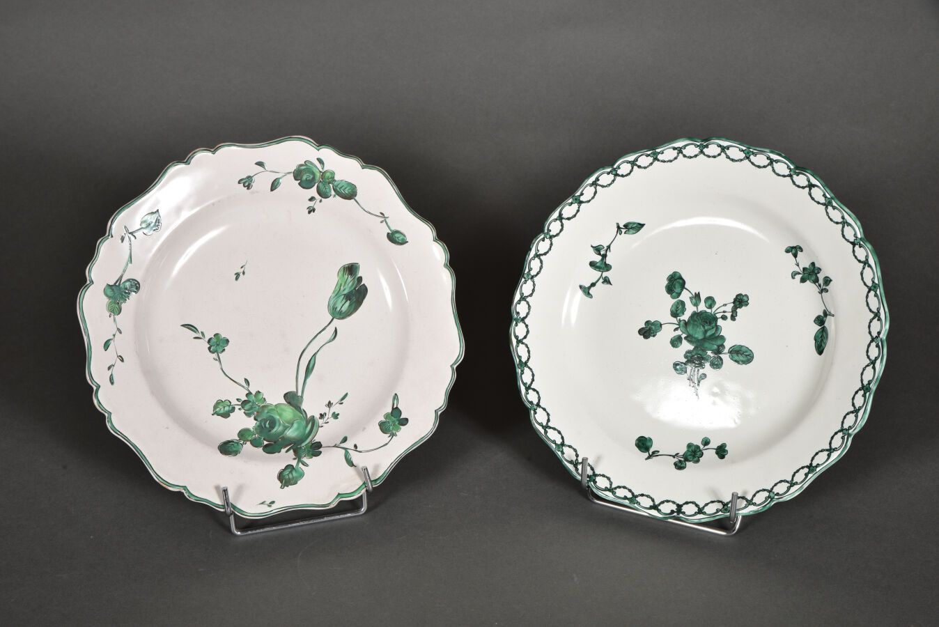 Null MARSEILLE.

两个陶器盘子，边缘有轮廓，用绿色单色的锰来装饰。

-一个中间装饰有花束，花茎和翅膀上的珍珠花环（24.5厘米）。

18世纪&hellip;