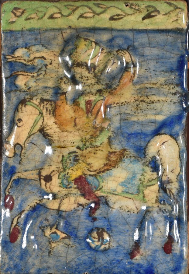Null IRAN Kadjar 19世纪。

两块带有多色模制骑士装饰的陶瓷覆盖砖，一块灰底（19.5 x 19.5厘米），另一块蓝底（22.5 x 15.5&hellip;