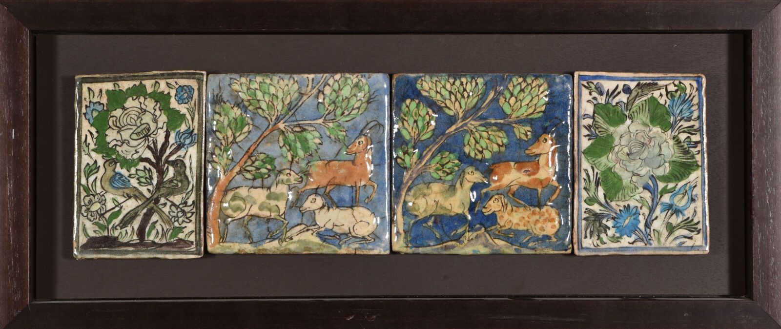 Null IRAN Kadjar 19世纪。

一套四块陶瓷覆盖砖，有多色的动物和植物的装饰。

长方形18 x 13厘米。

正方形：18 x 18厘米。

&hellip;