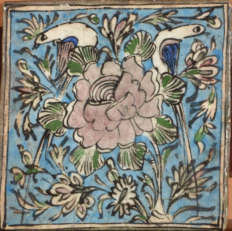 Null IRAN Kadjar 19-20世纪初。

两块方形的陶瓷覆盖砖，其中一块上有花卉和鸟类的多色装饰（19厘米x 19厘米），另一块上有一个长波浪形头&hellip;