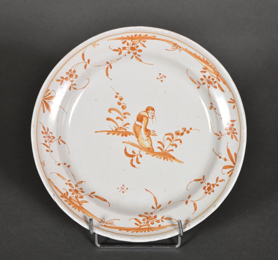 Null ROANNE.

赭石色单色装饰的陶盘，中间是一个中国人的花纹框架。

18世纪。

D. 22厘米。

一个芯片。