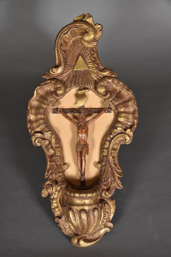 Null Crucifix en bois naturel posé sur un cadre bénitier en bois sculpté et redo&hellip;