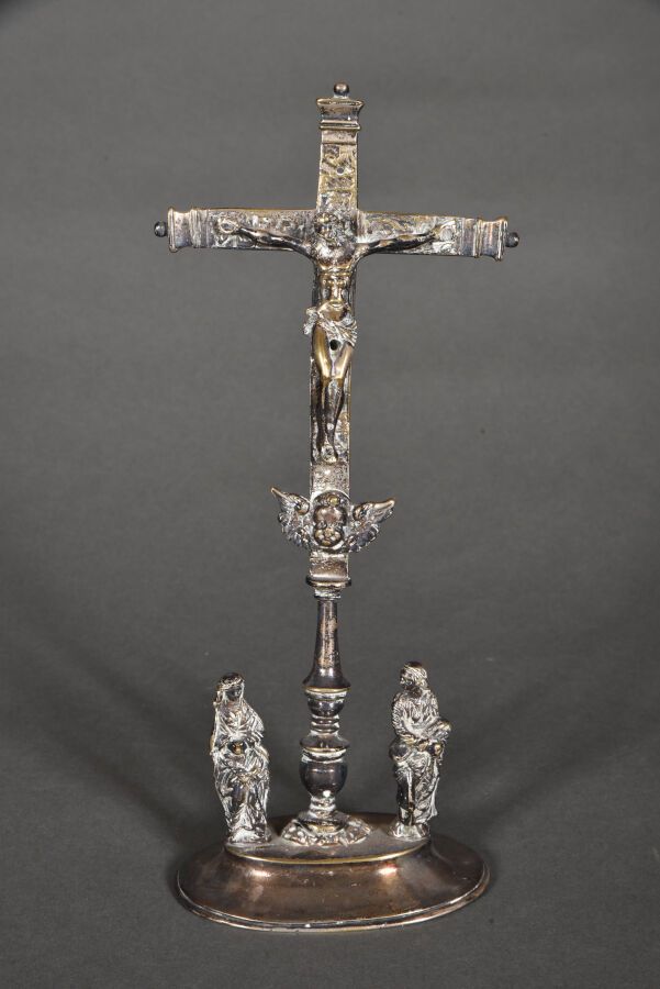 Null Crucifixion, bronze argenté figurant le Christ en croix sur une terrasse ob&hellip;