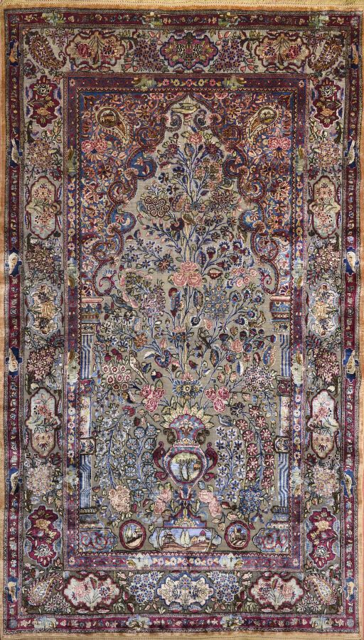 Null 被称为Souf的波斯卡尚地毯

浮雕与贵金属拉丝和丝绒。

19世纪末20世纪初

214厘米 x 133厘米

状况良好，拉丝略有断裂