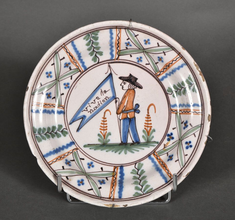 Null ROANNE.

Plate with plain edge in earthenware with revolutionary polychrome&hellip;