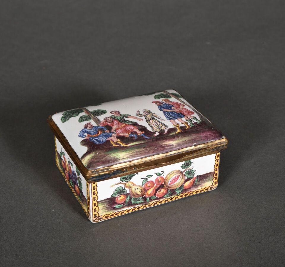 Null 巴黎 萨姆森公司制造

长方形的瓷盒，盖子上有多色装饰，是圣经中约瑟和他的兄弟们的场景，其他侧面装饰有水果和蚱蜢；有扇形的黄和锰的辫子。鎏金金属框架。&hellip;