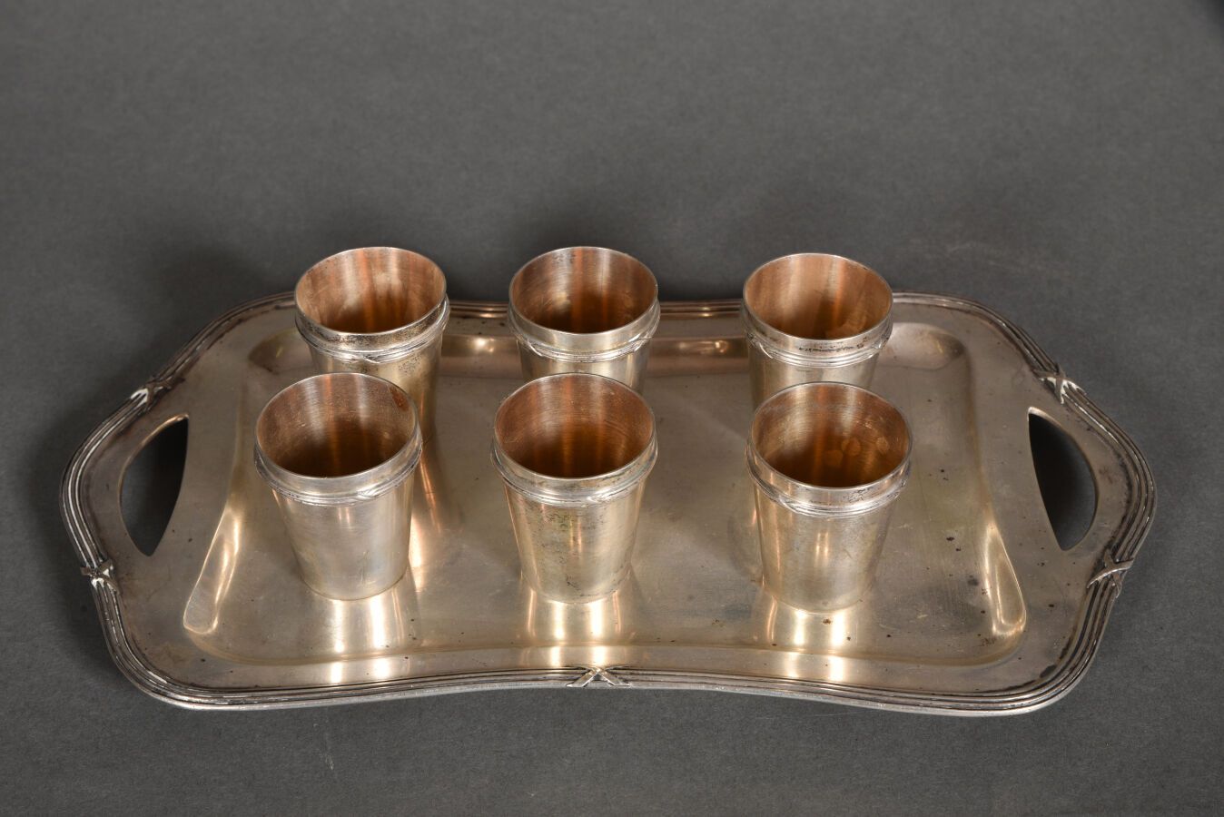 Null 银制酒具包括一个有丝带边缘的托盘和六个高脚杯。

外国印记 "800"，有天鹅图案。

约1900年。

重量：351克。