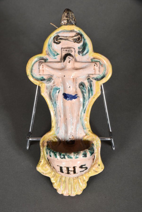 Null 一个陶罐，上面有绿色和黄色的装饰，代表十字架上的基督，碗上有INRI和IHS的字样。

19世纪。

H.26,5厘米。
