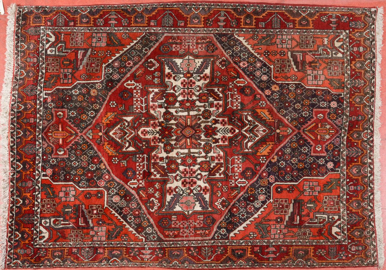 Null 波斯地毯Bachtiar

棉绒羊毛经纱

20世纪晚期

215厘米 x 161厘米