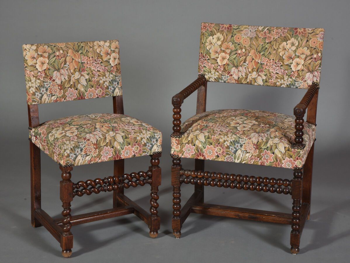 Null 胡桃木扶手椅，扶手和横档变成了念珠，还有一个带螺丝的横档的椅子。

部分是17世纪。

扶手椅高91厘米-宽57厘米-深44厘米

高：椅子85厘米 &hellip;