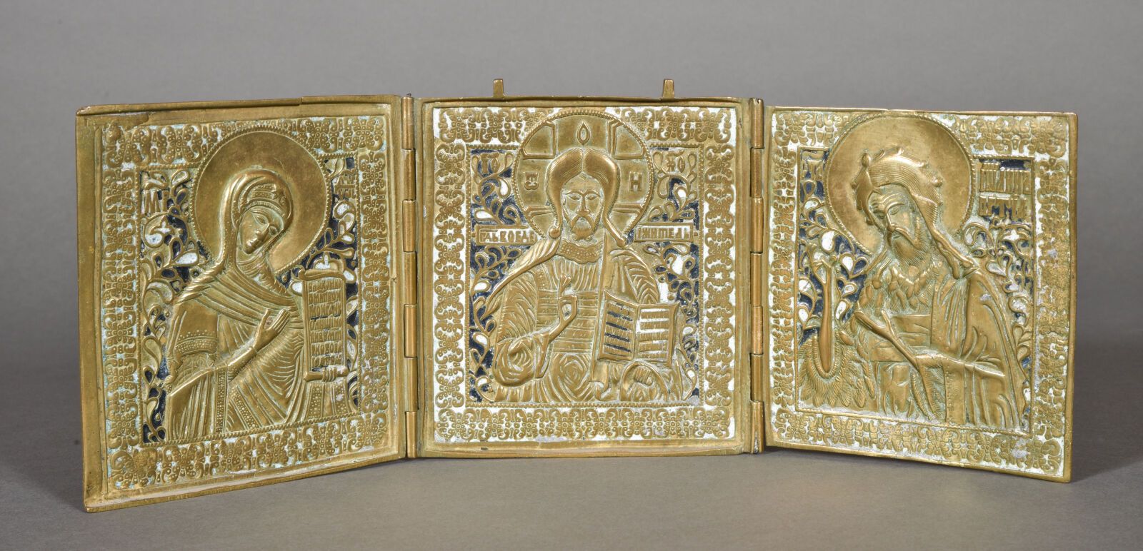 Null 俄罗斯（？）

黄铜和珐琅三联画，基督手持法版，周围是圣母玛利亚和圣约瑟夫。

19世纪。

H.14厘米 - 长（打开）：37.5厘米

磨损和损坏&hellip;