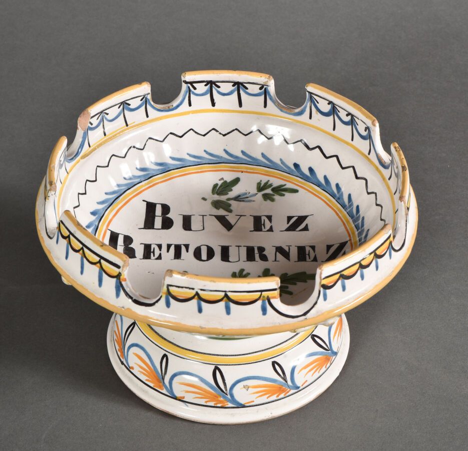 Null 勃艮第阿瑟罗伊酒。

陶器圆碗，有石榴裙边，底座上有花茎的多色装饰和锰质铭文 "Buvez Retournez"。

19世纪。

H.14.5 cm&hellip;