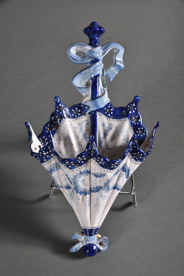 Null 圣克莱恩

伞状袖珍盒，有蓝色单色装饰的丝带。

背面有蓝色标记 "St Clément"。

19世纪末-20世纪初。

H.33.8厘米。