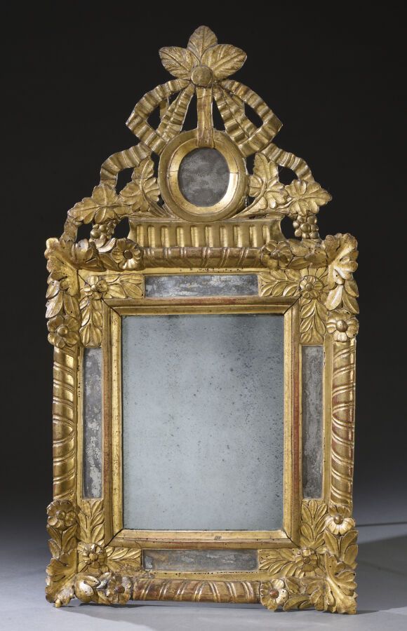 Null Small gilded carved wood mirror, frame with parecloses, leafy spandrels, wi&hellip;