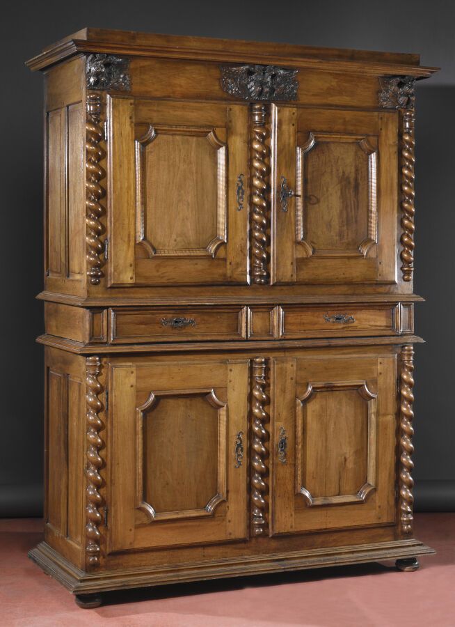 Null 一个胡桃木边柜，有两个叠加的主体。 它在腰部有四个叶子和两个抽屉可以打开。

17世纪末-18世纪初。

H.205厘米 - 宽146厘米 - 深60&hellip;
