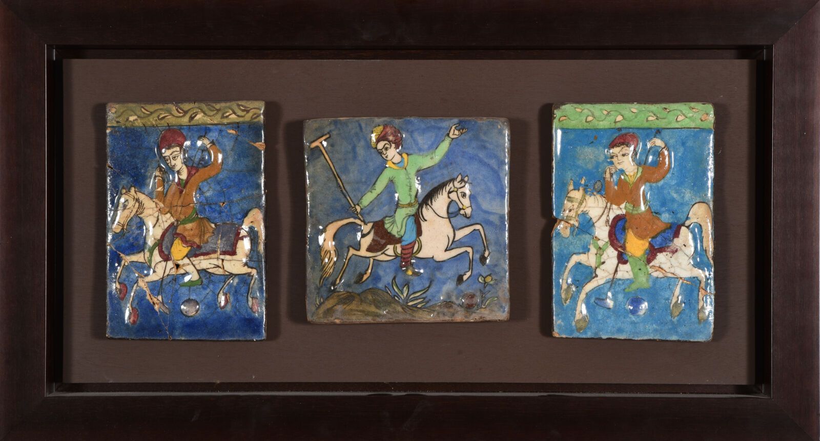 Null IRAN Kadjar 19世纪。

三块陶瓷覆盖砖，多色模制装饰，代表蓝色背景上的骑士。

23 x 15厘米和19,5 x 19,5厘米

损坏的&hellip;
